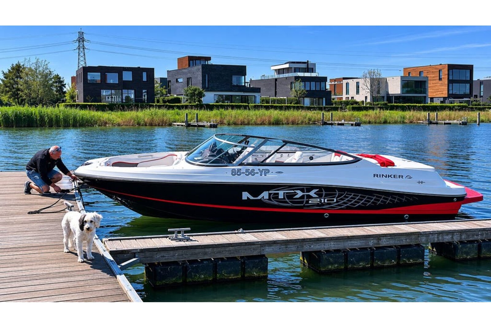 Rinker MTX 210 in zwart en rood aan de steiger, klaar voor een sessie op de Waal