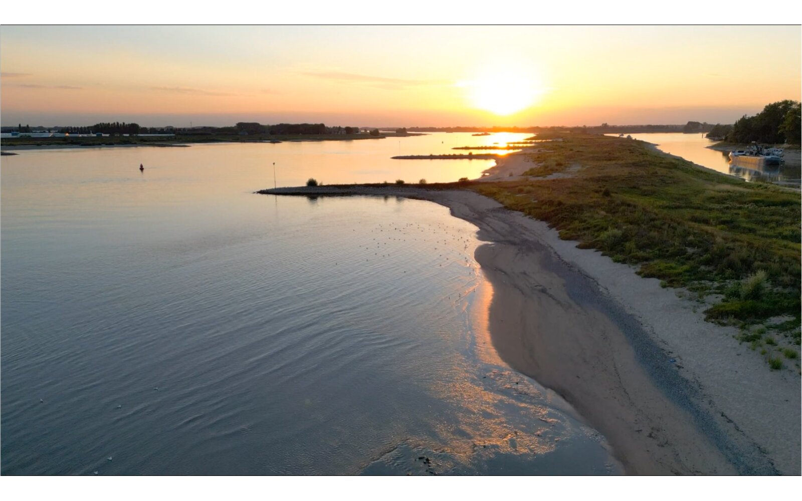 Zonsondergang boven de Crobsche Waard bij Hellouw